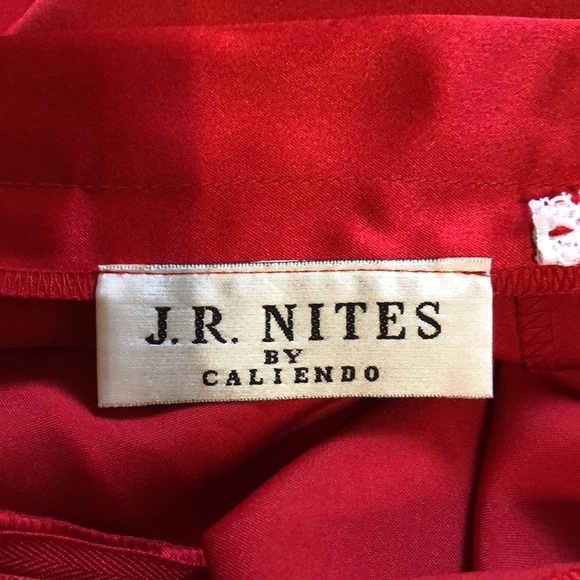 Beautiful true red satin full length skirt - Picture 4 of 7